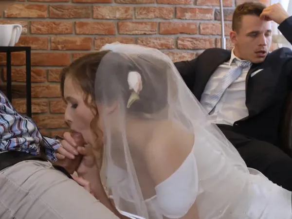 sex gái xinh hầu gái Vợ sắp cưới địt nhau với anh thợ chụp ảnh ngay trước mặt anh chồng